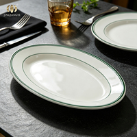 Assiettes en céramique blanches JQY en gros, plats de restaurant, plateaux de service ovales en porcelaine avec lignes vertes, assiettes blanches personnalisées
