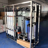 Système de purification d'eau RO commercial 1000 LPH avec osmose inverse, châssis en acier inoxydable 304, pompe à rinçage automatique PLC pour l'industrie alimentaire et des boissons