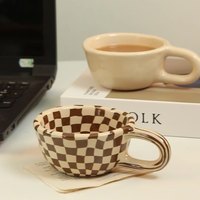 Checkerboard contemporain-Tasse à café en céramique blanche conçue-Idéal pour l'achat en gros, les boissons à la maison et au bureau