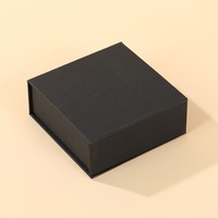 Boîte d'emballage cadeau rigide à fermeture magnétique en gros avec insert en mousse floquée noire, logo personnalisé pour bijoux en or/argent