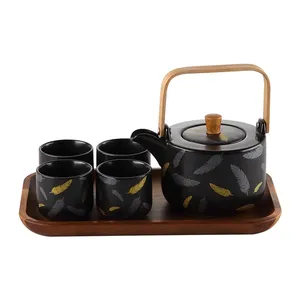 Teekanne aus schwarzem Keramik-Teese rvice mit Holzgriff im japanischen Stil und Bambus schale