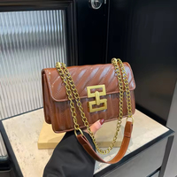 Tas Selempang Rantai Berlapis Jahitan Modis untuk Wanita, Dompet Kecil Persegi dengan Kunci Emas dalam Warna Hitam, Pink, Cokelat, Merah dari Kulit PU