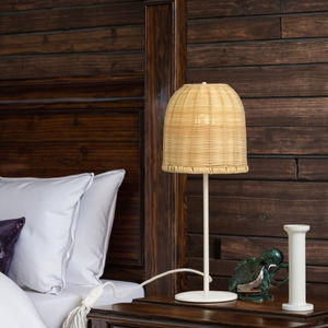 <span class=keywords><strong>Lampe</strong></span> de table en bois avec tissage en rotin Construction en pin naturel Design minimaliste pour les intérieurs de maison de style scandinave - Product Image 1