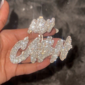 Pendentif personnalisé en argent sterling avec moissanite VVS, serti de pierres, coupe ronde brillante, style luxueux, passe le test du diamant - Product Image 1