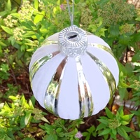Vente en gros usine de verre soufflé coloré pour artisanat de type globe, pendentifs de sapin de Noël, formes géométriques suspendues, motifs floqués et rayés