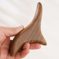Planche de Guasha en bois de santal naturel avec logo personnalisé OEM pour la relaxation corporelle, outil de massage, grattoir triangulaire pour points d'acupuncture et méridiens