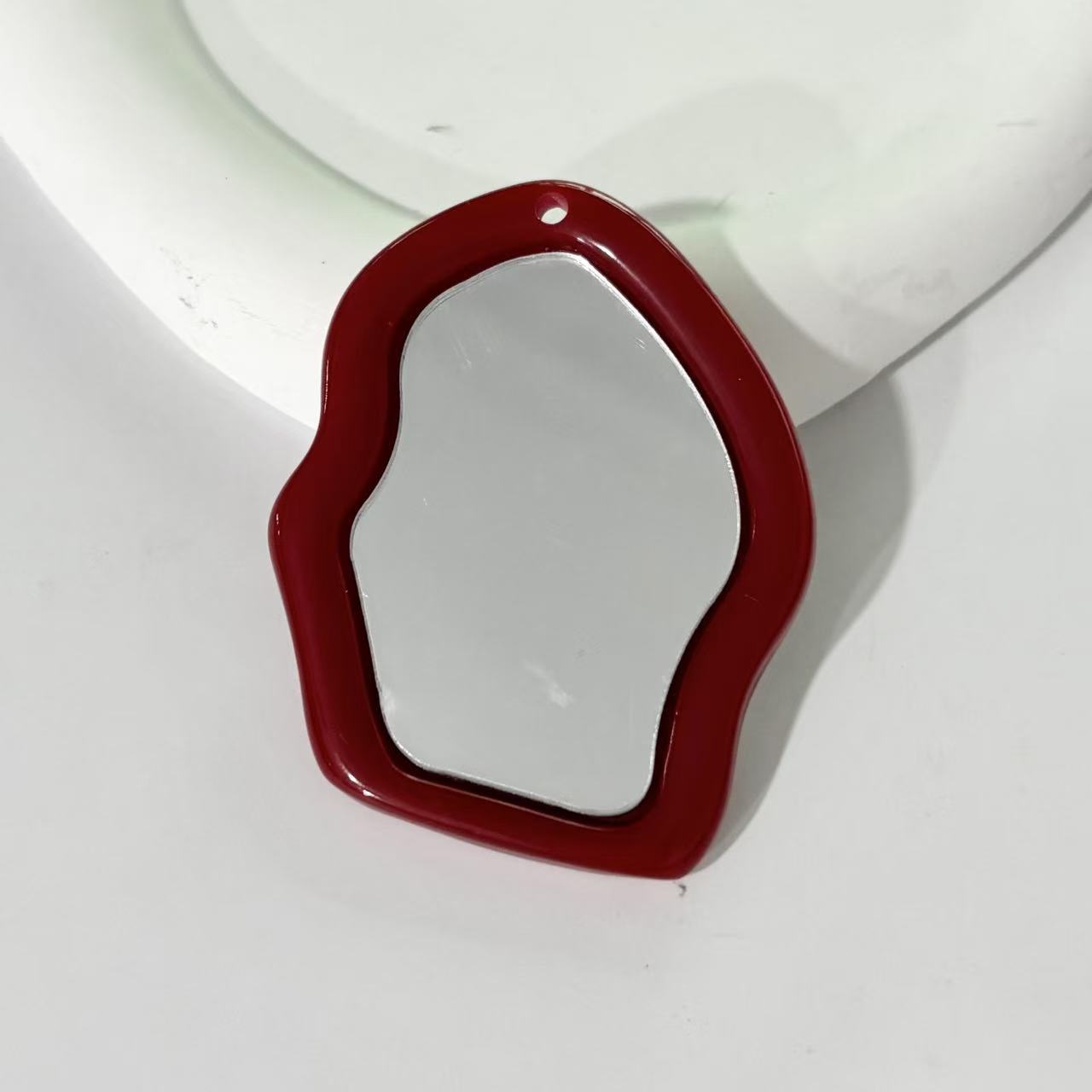 Irregular small mirror-red