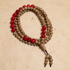 Cuentas de Agarwood de Diseño Moderno, Estilo Minimalista, Agarwood Natural Vietnamita, 108 Cuentas con Coral Fósil Rojo, 62 cm de Longitud - Product Image 1
