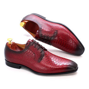 Chaussures de mariage formelles classiques pour hommes, rouges, à bout carré, de luxe, avec imprimé patchwork, imperméables, en cuir de vachette fait main, rehaussantes - Product Image 1