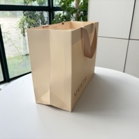 Sac en papier de luxe avec logo personnalisé Sac en papier d'emballage en papier pour emballage de cadeau boutique de vente au détail Sac en papier pour vêtements chaussures