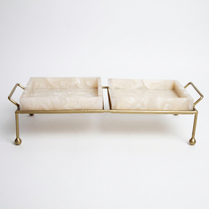 Bandeja de resina artística con marco de metal dorado y diseño de doble compartimento para decoración del hogar por Fashion Craft India - Product Image 1