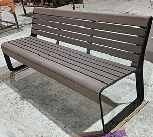 Panchina Urbana <span class=keywords><strong>in</strong></span> Plastica Riciclata e <span class=keywords><strong>Legno</strong></span> <span class=keywords><strong>con</strong></span> Struttura <span class=keywords><strong>in</strong></span> Metallo e Doghe <span class=keywords><strong>in</strong></span> <span class=keywords><strong>Legno</strong></span> per Arredo Urbano e Parchi - Product Image 2