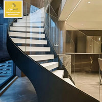 Escalier courbé en bois massif avec marches en marbre personnalisées pour l'intérieur, design luxueux CBMmart