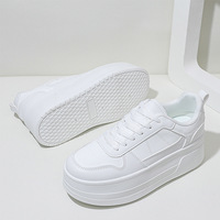 Vente en gros de chaussures de sport blanches à semelles épaisses pour femmes