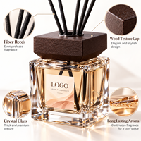 Diffuseur d'arômes haut de gamme en verre carré avec bouchon en bois, parfum d'ambiance aux huiles essentielles naturelles pour hôtels et décoration intérieure