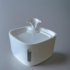 2.4l <span class=keywords><strong>Pet</strong></span> Drinking Dispenser para Gato e Cachorro Pequeno Beber Tigela com Filtro Gato Branco Fonte De Água Logotipo Personalizado Preço de Fábrica - Product Image 1