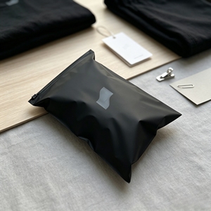 Pochette zippée en plastique noir mat, sac à fermeture éclair avec logo brillant personnalisé pour l'emballage de vêtements pour les petites entreprises - Product Image 1