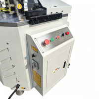 Machine de sertissage d'angle de précision pour outils, avec réglage manuel par volant, pour la fabrication de fenêtres et de portes en profilés aluminium