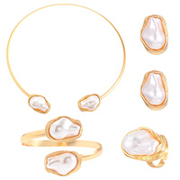 Parure de bijoux baroque en perles : collier, boucles d'oreilles, bague, bracelet, fausse chaîne de cou dorée – Cadeau de mode pour femme, mariée