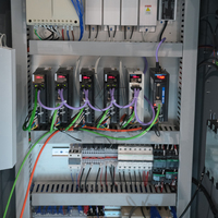 Routeur CNC 4 axes certifié CE avec broche à rotation ±90° °   Fraiseuse à oscillation gauche et droite pour la découpe et le fraisage de meubles en bois pour la production en série.