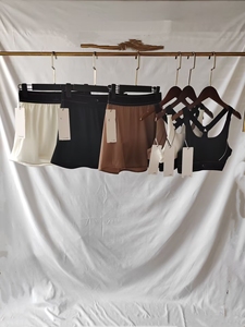 Nouvel ensemble de sport et yoga d'été avec soutien-gorge croisé anti-choc et pantalon-jupe à séchage rapide en nylon/cachemire - Product Image 1