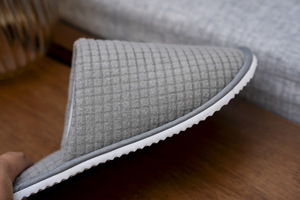 Pantuflas Desechables para Hotel con Logotipo Personalizado Bordado, Diseño <span class=keywords><strong>de</strong></span> Punta Cerrada Tipo Waffle, Color Blanco, para Verano, <span class=keywords><strong>Venta</strong></span> Directa <span class=keywords><strong>de</strong></span> Fábrica - Product Image 3