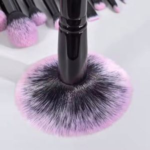Juego de 18 Brochas de Maquillaje Profesionales de Lujo con Soporte, Color Negro y Rosa, Marca Privada, Logotipo Personalizado, Acabado Brillante - Product Image 4