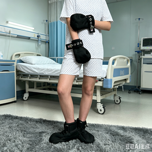 Guanti e Scarpe di Contenimento per Pazienti con Solette a Rivetti - Set Protezione e Prevenzione Autodanneggiamenti - Addestramento ABDL - Product Image 1