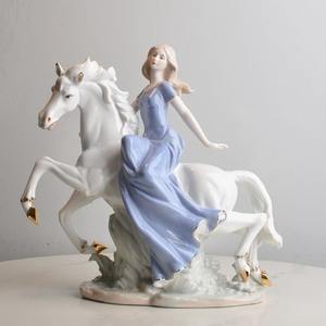 Décorations créatives pour la maison en céramique Figurine de fille d'équitation en porcelaine européenne Cadeau de mariage élégant Cadeaux de décoration pour la maison - Product Image 6
