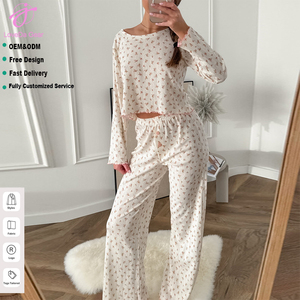 Set Due Pezzi Loveda: Pigiama Donna Personalizzato, Abbigliamento da Casa Morbido in Maglia con Stampa Floreale Jacquard Traforata, Maniche Lunghe e Pantaloni - Product Image 1