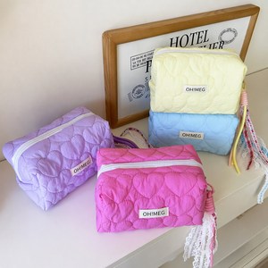 Pochette de maquillage matelassée en polyester à motif cœur avec dragonne à pompon en dentelle, pochette cosmétique douce et moelleuse, grande capacité, organiseur de voyage - Product Image 3