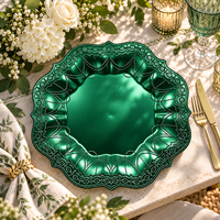 Assiette de présentation de 13 pouces, durable, élégante, argentée, à bordure en dentelle gaufrée, style européen, en plastique PP texturé de luxe, pour décoration de table de fête et de mariage