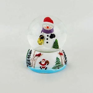 Globe de neige de Noël personnalisé en résine peinte à la main avec figurine de Père Noël pour cadeaux - Product Image 4
