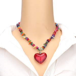 Collier bohème coloré en pierres naturelles concassées avec grand pendentif cœur en verre rouge, chaîne de clavicule tendance pour femme - Product Image 1