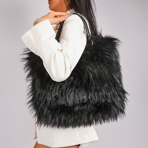 Sac fourre-tout grande capacité en fausse fourrure de raton laveur pour femme, sacs à main en peluche pour usage quotidien, sacs à bandoulière doux et moelleux pour l'hiver - Product Image 3