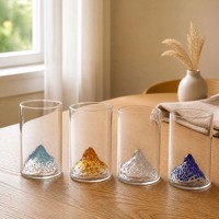 Verre à eau, jus ou whisky en verre transparent fait main avec base 3D montagne et points de couleur, idéal pour la décoration de bar à domicile et comme cadeau