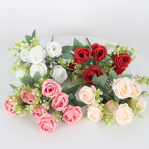 Bouquet de fleurs artificielles Jessie à 7 têtes de roses Sweetheart, 32 cm, en soie, pour mariage, décoration intérieure et extérieure - Product Image 1