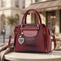Sac à bandoulière en cuir PU motif crocodile imperméable avec breloque cœur, sac à main bandoulière, fourre-tout à fermeture éclair avec doublure en polyester pour les voyages quotidiens