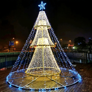 Un grand sapin de Noël avec lumières qui orne les entrées d'hôtels, les centres commerciaux et les lieux de rassemblement des festivals d'hiver - Product Image 1