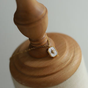 Collar de acero inoxidable chapado en oro de 18K para mujer, colgante de concha blanca geométrica, Estrella del Norte - Product Image 5