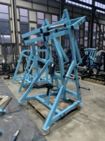 Máquina de remo profesional de la serie Commander con asiento de acero ajustable y entrenador de espalda con carga de placas, segura para uso comercial en gimnasios.