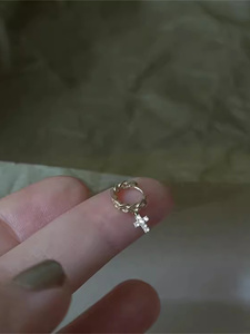 Pendientes de Plata de Ley S925 con Cruz Trenzada Dorada, Diseño Creativo Mini, Pendientes para Mujer - Product Image 3