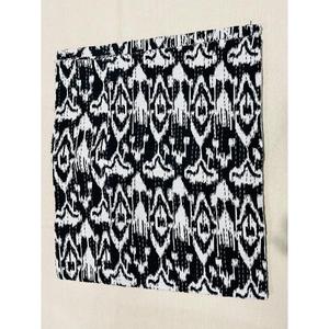 Edredón Kantha de algodón con acabado artesanal que muestra estampados culturales y líneas de costura sutiles para una ropa de cama artística pero práctica. - Product Image 4