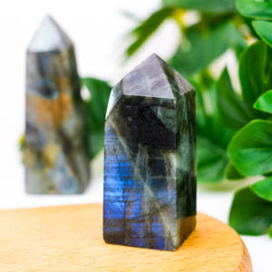 Torre de cristal de labradorita natural al por mayor tetraedro de labradorita grande para curación y decoración - Product Image 4