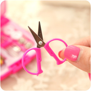 ชุดเย็บผ้าพกพาขนาดเล็ก พร้อมเข็ม ด้าย กรรไกร และหมุด สำหรับงานเย็บปักถักร้อยและการเดินทาง - Product Image 4