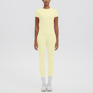 Ensemble de yoga 2 pièces pour femme avec logo personnalisé, 80 % nylon 20 % élasthanne, respirant, sensation seconde peau, haut à manches courtes et leggings taille haute - Product Image 6