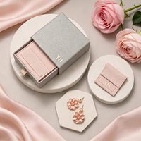 Boîte à bijoux écologique de haute qualité personnalisée avec sac cadeau pour colliers, boucles d'oreilles, bagues et autres accessoires
