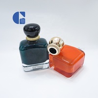 Botella de Perfume Cuadrada Redondeada de Lujo de 100 ml con Pulverizador Interno, Color Sólido, Base Gruesa, Recargable