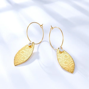 ต่างหูห้อยรูปใบไม้สแตนเลสสตีลชุบทอง 18k สำหรับผู้หญิง กันน้ำ - Product Image 1