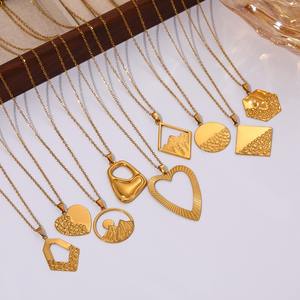 Collier pendentif en acier inoxydable plaqué or 18 carats, finition texturée, motif montagne et soleil, forme géométrique ronde en diamant - Product Image 1